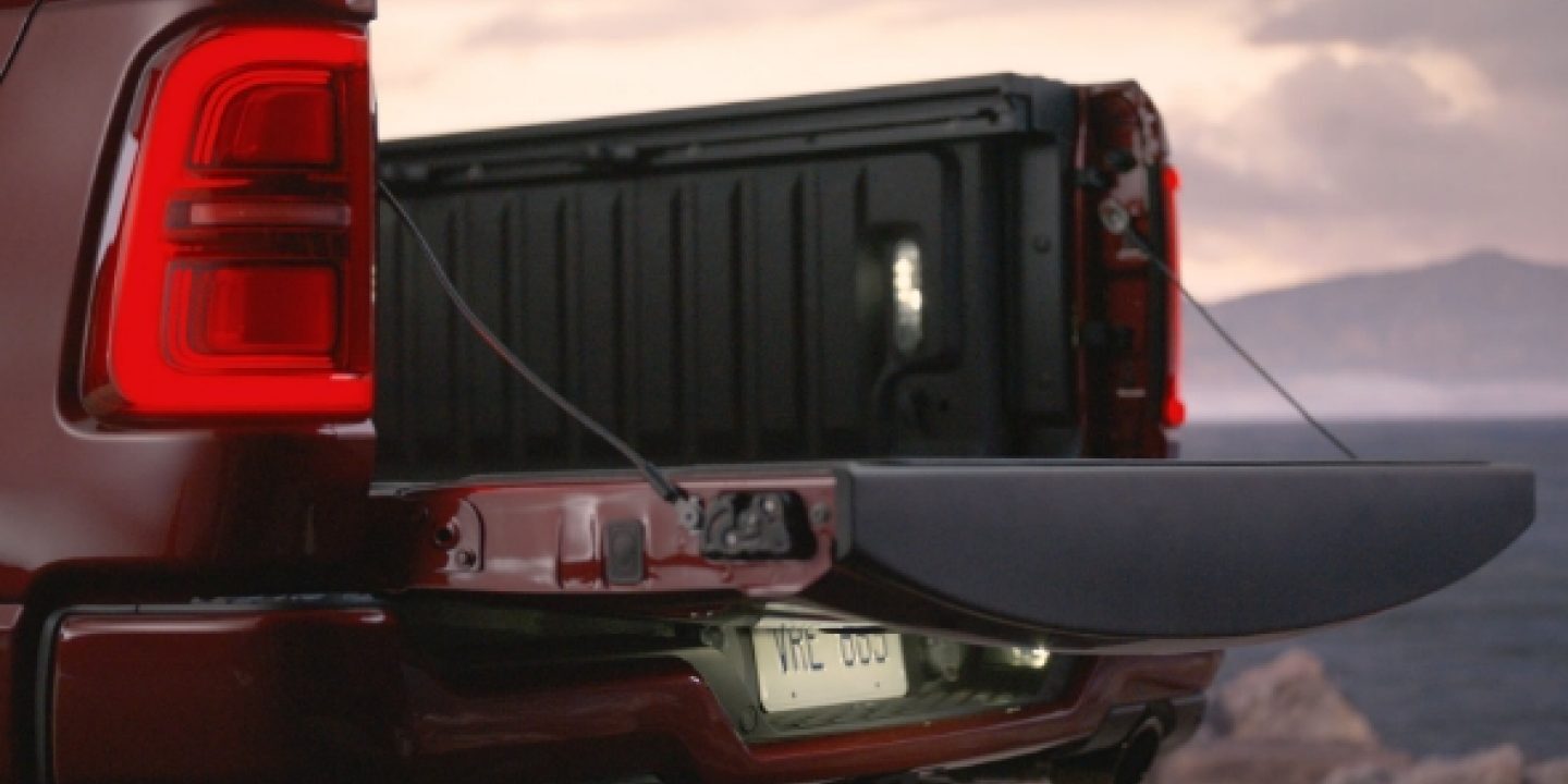 my25-ram-1500-blubrail-powered tailgate.jpg.fleetimage.1440